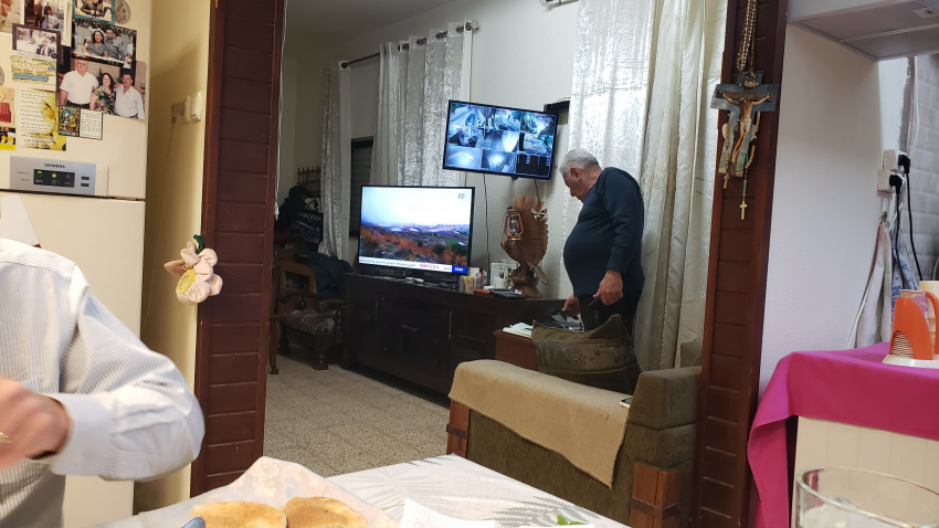 Note the owner's security cameras.