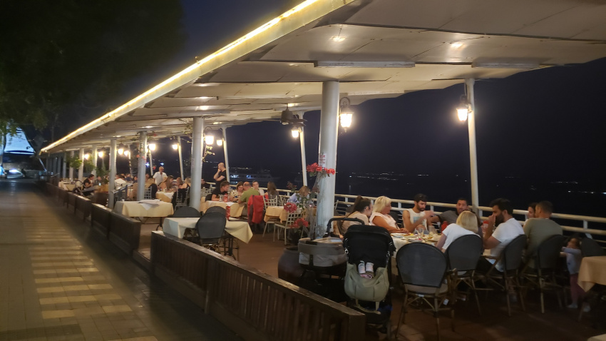 We found a nice restaurant.