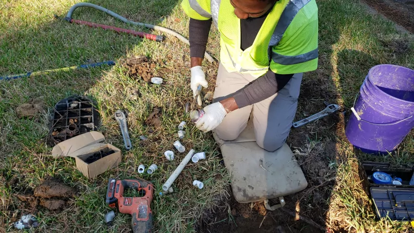 Lots of parts to work with. Rico's been doing this six months and now trains other installers. He could make $3,000 a week in Miami doing this but his wife doesn't want to move.