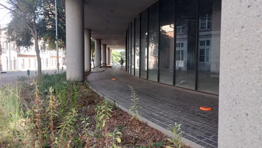 This is a cool hole. You have to go down the hall and stay within the columns and then hit a post box on the other side. 