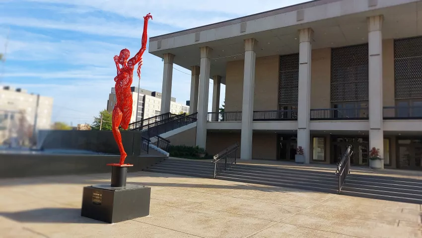 Another good hole from the Thalia Mara music hall platform over the fountain and hit the red statue. 