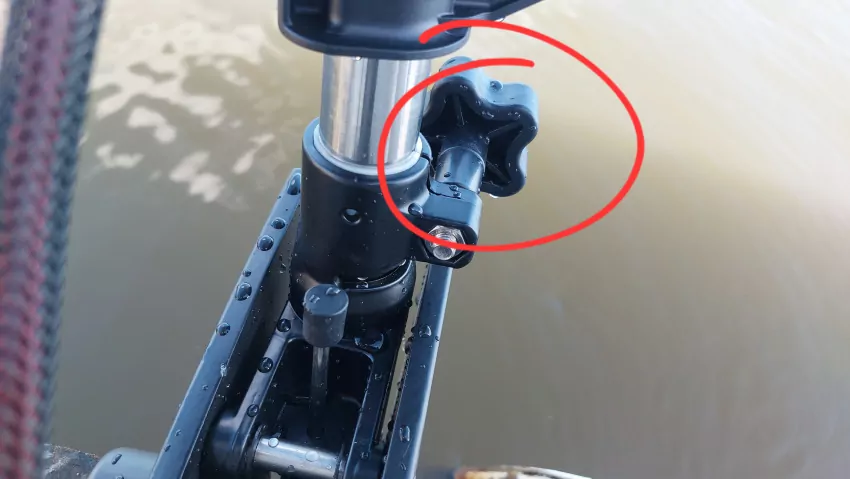 Easy knob to raise and lower the propeller into the water. 